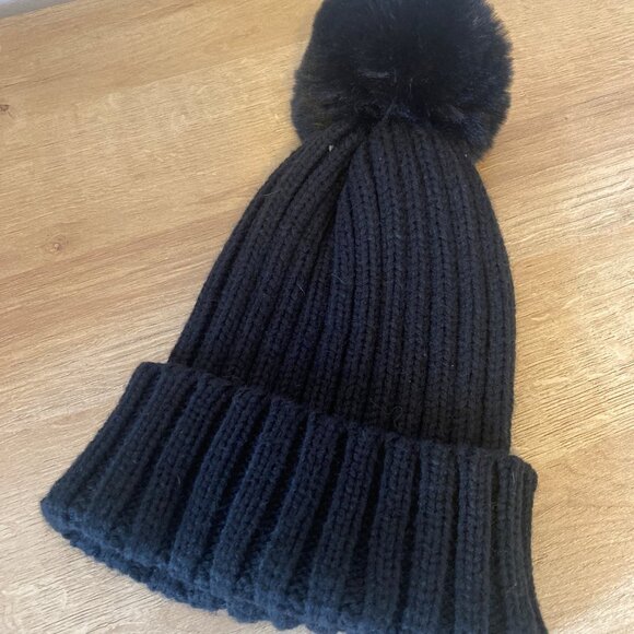 Black Knit Beanie With Faux Fur Pom-Pom OSFM - Picture 1 of 3